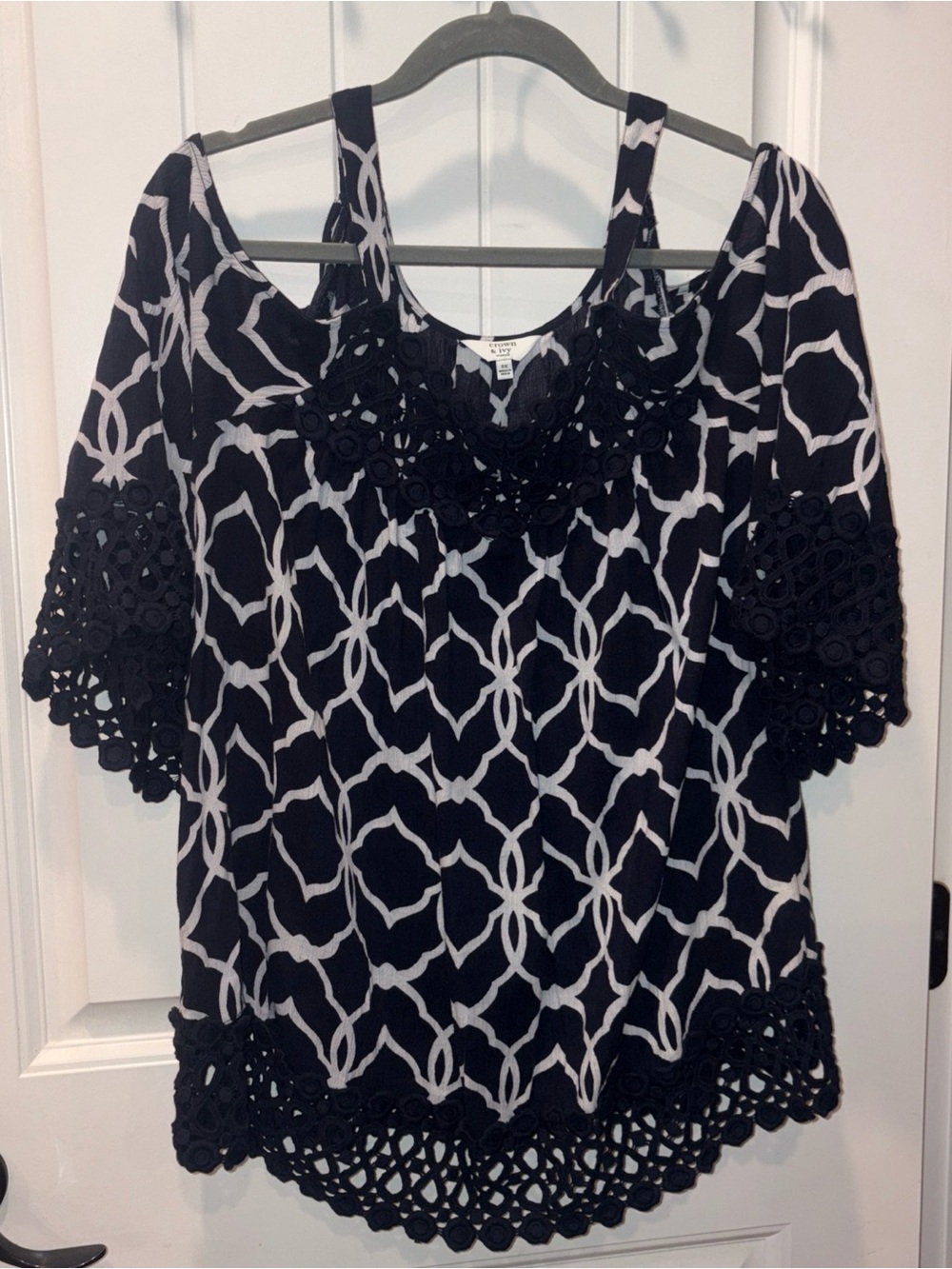 Crown And Ivy Woman’s 0X Navy And White Cold Shoulder Blouse